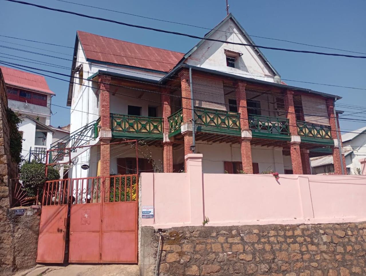 M'Serenity Guest House أنتاناناريفو المظهر الخارجي الصورة